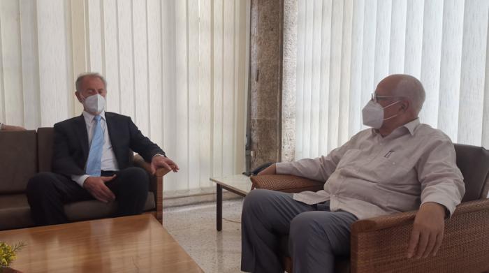 El vice primer ministro Ricardo Cabrisas Ruíz dialoga con el secretario de Relaciones Económicas Internacionales de la Cancillería argentina, Jorge Neme