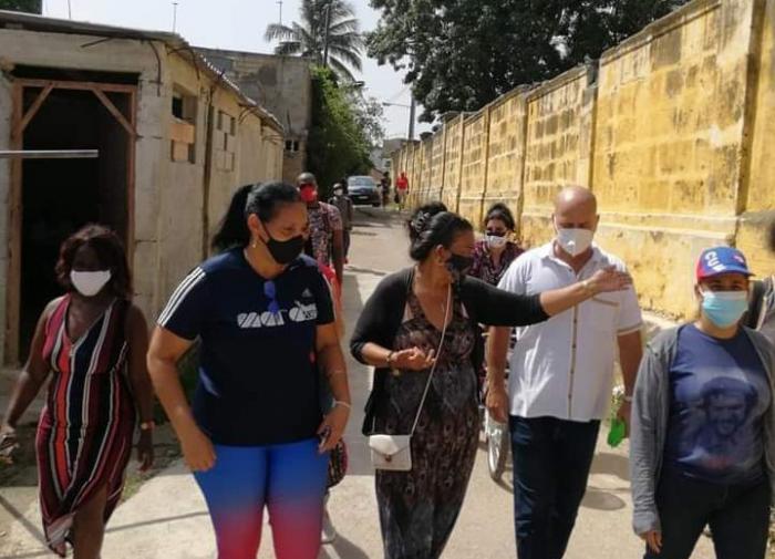 Gerardo Hernández Nordelo, coordinador nacional de los CDR recorriendo La Timba