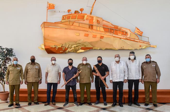 Entrega a dúo Buena Fe de la Réplica del Machete de Máximo Gómez