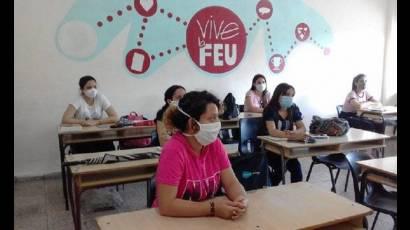 Estudiantes universitarios en un aula