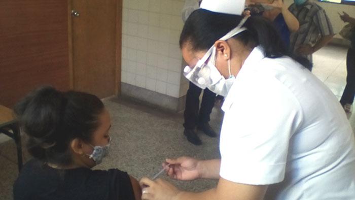 Vacunación de alumnos de grado terminal en Escuela Pedagógica Fulgencio