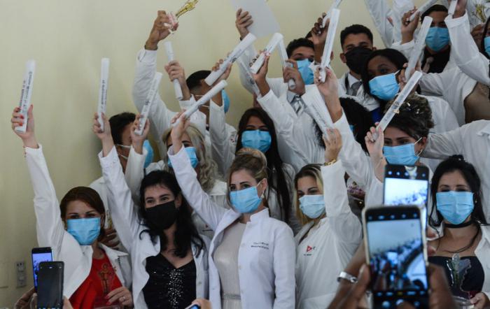 Estudiantes universitarios de Ciencias Médicas de La Habana con sus títulos
