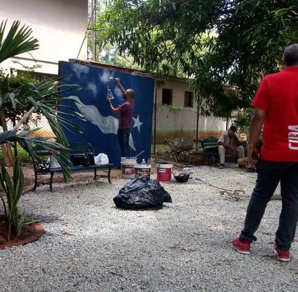 Jóvenes haciendo un mural en un barrio con desventaja social de Playa