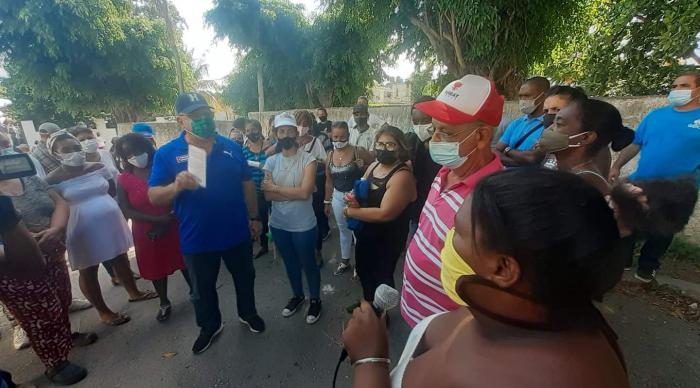 Autoridades de la capital junto a los pobladores de La Timba