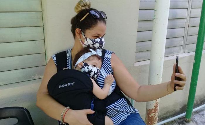 Madre y su bebé con nasobuco