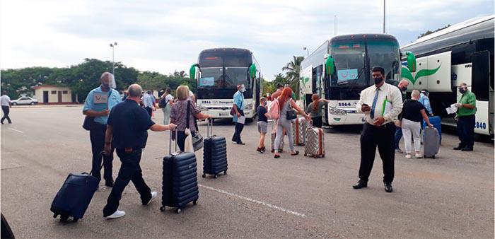 Turistas en aeropuerto de Varadero