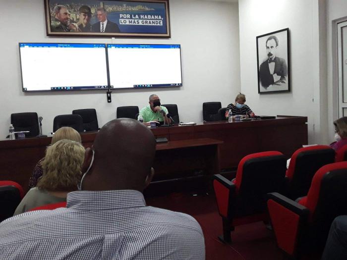 Presidencia y participantes en la reunión del grupo temporal de trabajo
