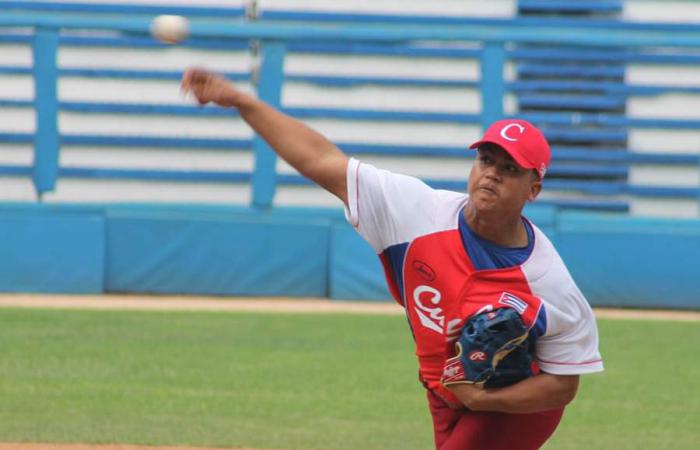 Brayan Chi lanza la pelota