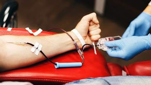 Un brazo de una persona que está donando sangre