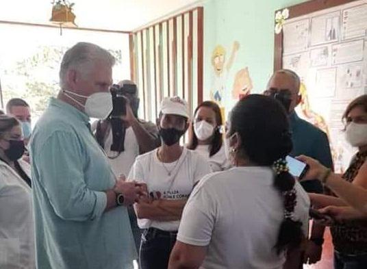 Miguel Díaz-Canel y Luis Antonio Torres Iríbar junto a otras personas en El Fanguito