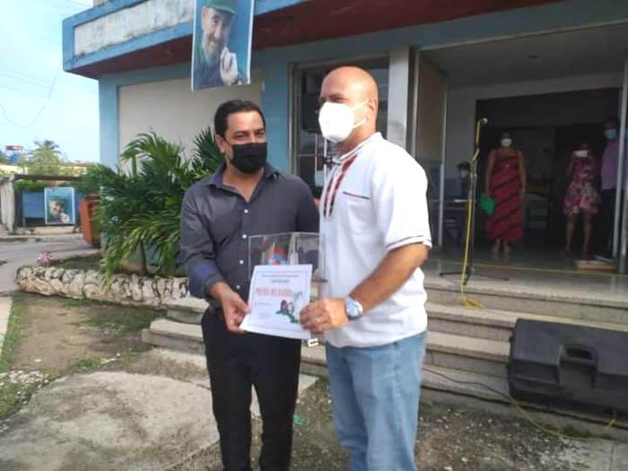 Recibe periodista Humberto López Premio del Barrio de los CDR