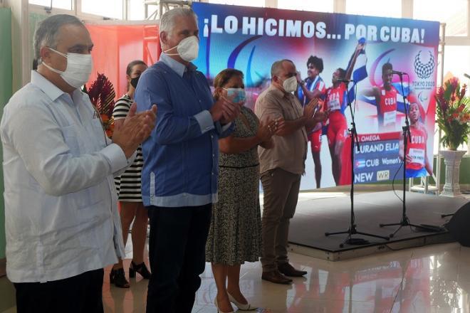 Miguel Díaz-Canel junto a otros dirigentes en el acto de recibimiento a la delegación cubana a los juegos paralímpicos Tokio 2020