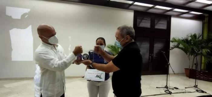 Entrega del Premio del Barrio de manos de Gerardo Hernández Nordelo, coordinador nacional de los CDR