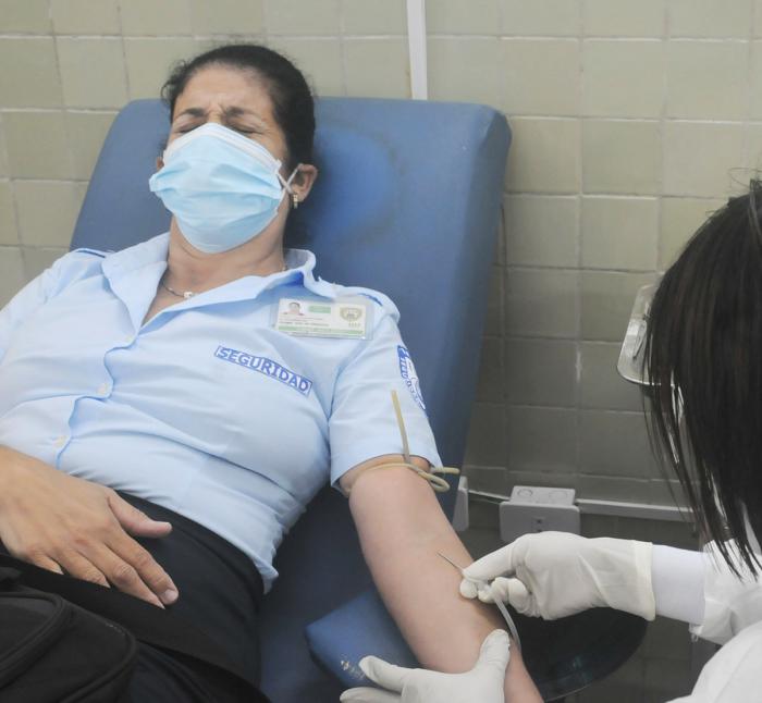 Trabajadores de la Empresa Nacional de Seguridad y Protección, del Grupo Empresarial del MINSAP, donan sangre en saludo al aniversario de los CDR y para ayudar en la lucha contra la COVID-19