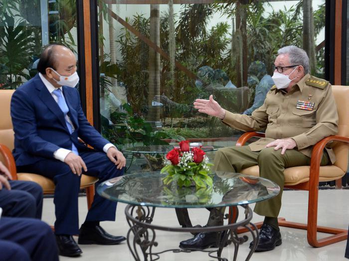 El General de Ejército Raúl Castro Ruz recibió este lunes al Cro Nguyen Xuan Phuc, miembro del Buró Político y presidente de la República Socialista de Vietnam