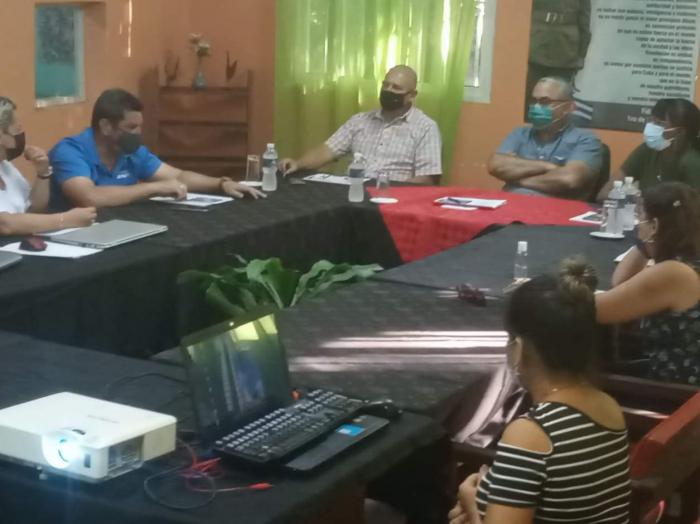 Torres Iríbar y García Zapata en una reunión durante el recorrido por este municipio de La Habana