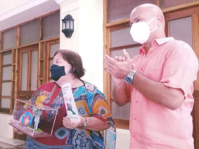 
El Héroe de la República de Cuba Gerardo Hernández Nordelo,Coordinador Nacional de los CDR entrega el Premio del Barrio la actriz Corina Mestre 