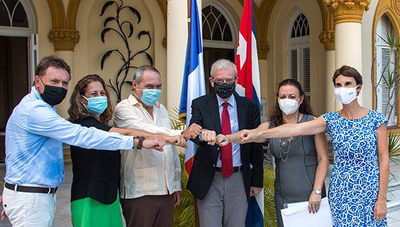 Participantes en la ceremonia realizada en en la residencia del Embajador de Francia en Cuba.