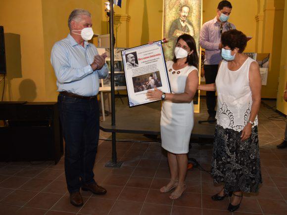 Miguel Díaz-Canel y Ena Elsa Velázquez y una persona de educación que fue reconocida