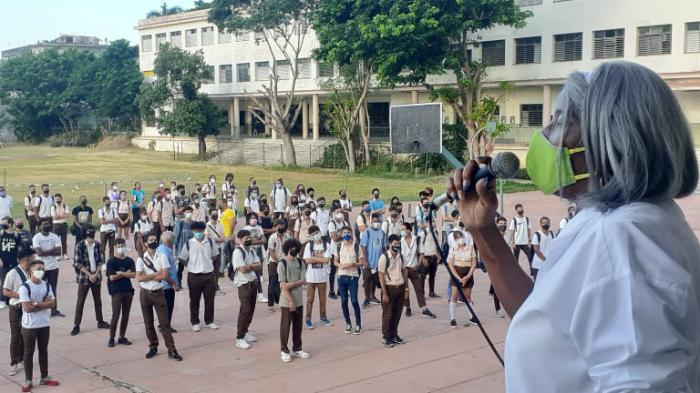 La directora del centro le da la bienvenida a los estudiantes.