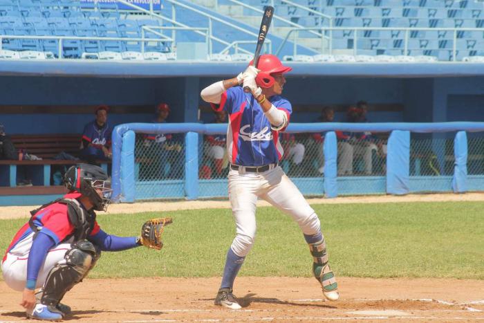 Tony Daniel Guerra al bate y un receptor