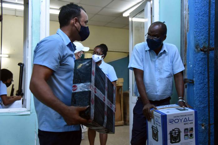 Personas cargando la paquetería
