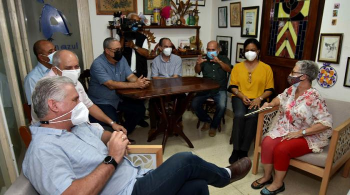 Miguel Díaz-Canel junto a Luis Antonio Torres Iríbar, Reinaldo García Zapata y otros dirigentes junto a Lizette Vila directora del Proyecto Palomas