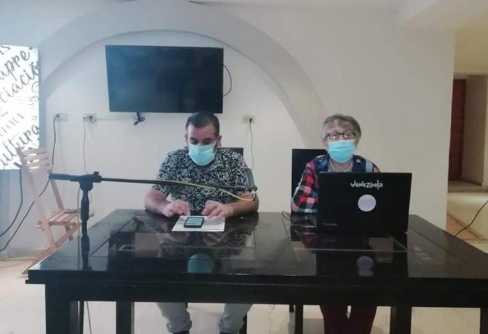 Dos personas en la conferencia de prensa por la jornada de la cultura cubana en La Habana