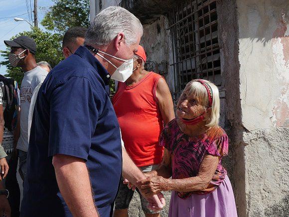 Presidente cubano recorre barrio capitalino La Corea