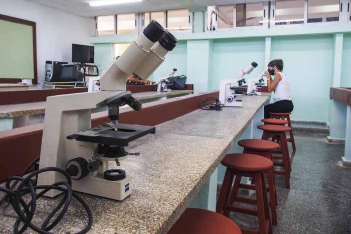 Vista uno de los laboratorios de la Escuela Latinoamericana de Medicina (ELAM), como parte de una de las obras constructivas que se realizan en la misma, en La Habana, Cuba, el 7 de octubre de 2021.             ACN  FOTO/ Ariel LEY ROYERO/ rrcc.