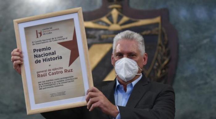 Otorgan en Cuba premio nacional de Historia a Raúl Castro