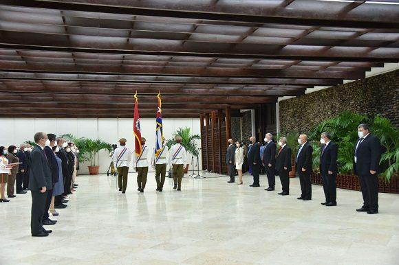 Conceden título de Héroe del Trabajo a 10 científicos