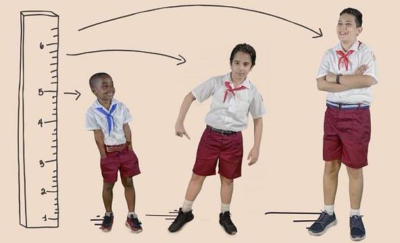 Niños de primaria con el nuevo uniforme escolar