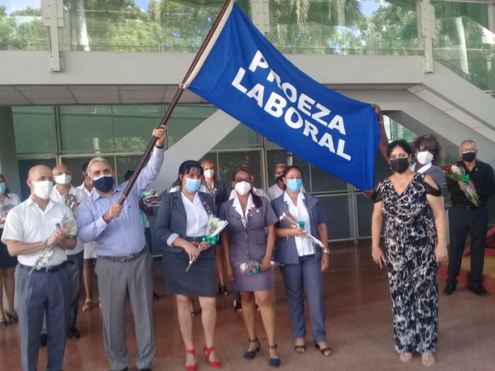 Entregan Bandera de Proeza Laboral al Banco Metropolitano