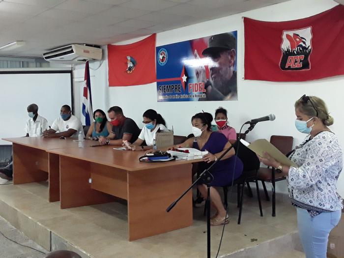 Aniristas junto a la Revolución