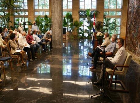 Dialoga presidente cubano con miembros de la Academia de Ciencias