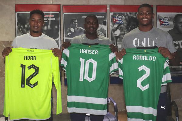 Balonmanistas cubanos Adan Armando Martínez Calzado, Hanser Rodríguez Rodríguez y Ronaldo Hiram Almeida Duquesne
