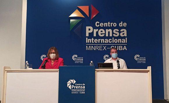 Dos personas en la conferencia de prensa