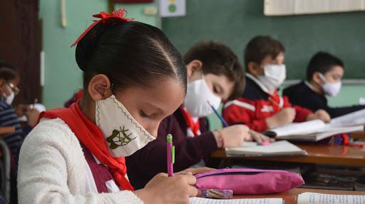 Niños y niñas en un aula de una escuela primaria