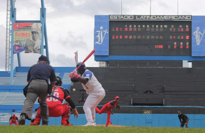Jugando Béisbol en el Latinoamericano
