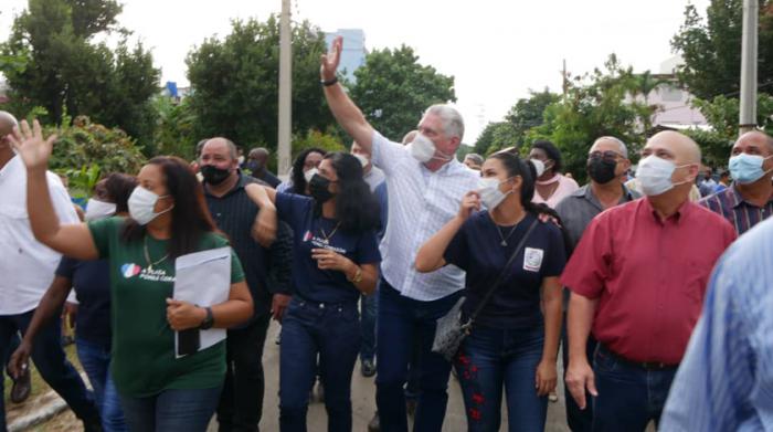 Miguel Díaz-Canel, autoridades de la capital entre otros dirigentes en una calle de La Timba