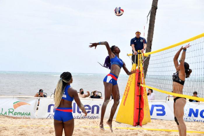 Dupla de La Habana jugando voleibol de playa