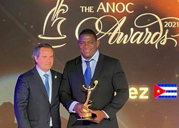 Mijaín López recibe premio por su actuación en Tokio 2020