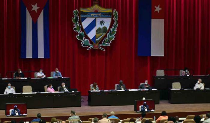 Esteban Lazo, Presidente de la Asamblea Nacional del Poder Popular y participantes en las actividades previas al Pleno donde se discutieron los cuatro proyectos de leyes.