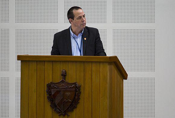 José Angel Portal Miranda, ministro de Salud