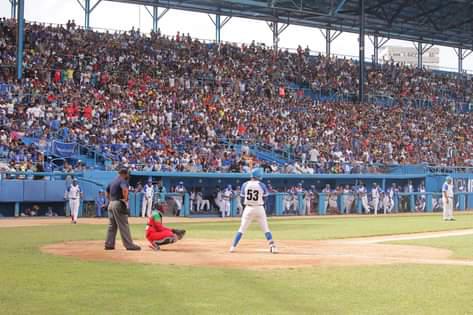 Jugadores de béisbol, con público