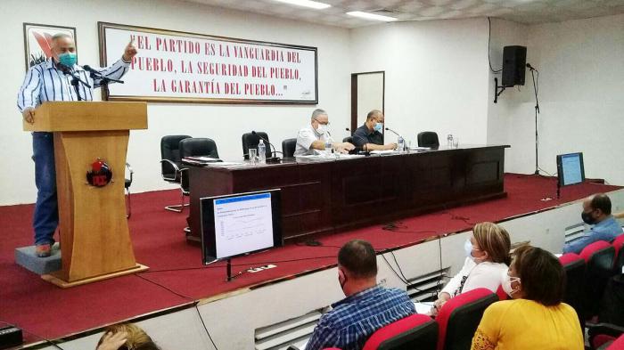 Luis Antonio Torres Iribar, Primer Secretario del Partido en La Habana y el Gobernador de la ciudad, Reinaldo García Zapata en laPlenaria de Economía,realizada en la Escuela Provincial del Partido Olo Pantoja 