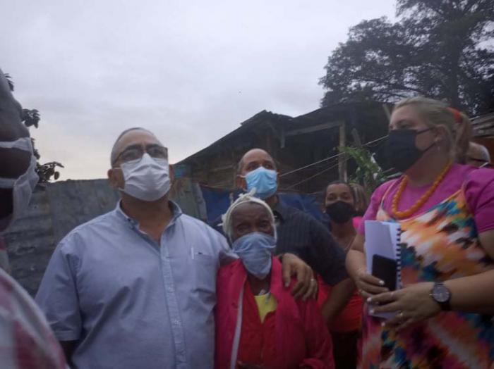 Torres Iríbar recorre La Escalera junto a la intendente, Yamira Lamadrid, y Caruca (Caridad Morales García), de 99 años, nacida en el barrio.