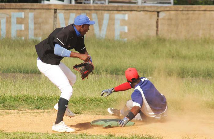 Peloteros de Industriales calientan motores en la Copa Ciénaga