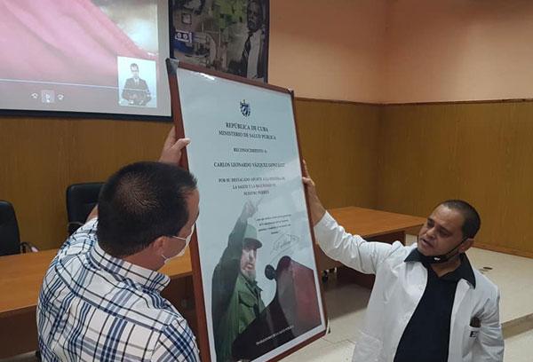 homenaje al doctor Carlos Leandro Vázquez González, agente Fernando